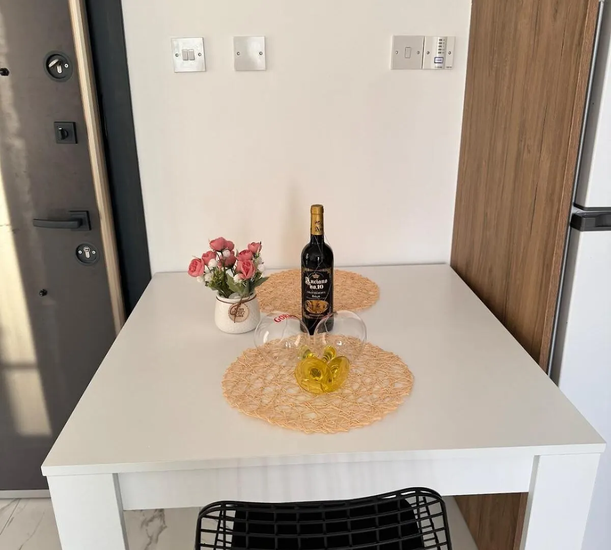 Aglantzia Long Beach'De Stuedyo Daire דירה