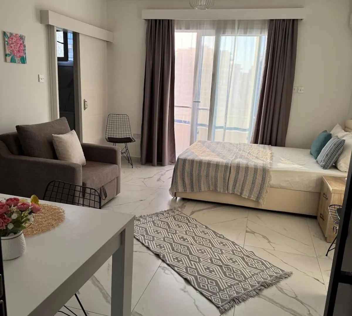 Aglantzia Long Beach'De Stuedyo Daire
