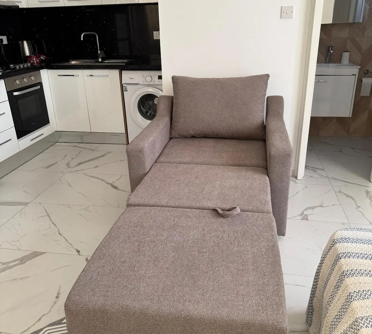 Aglantzia Long Beach'De Stuedyo Daire דירה